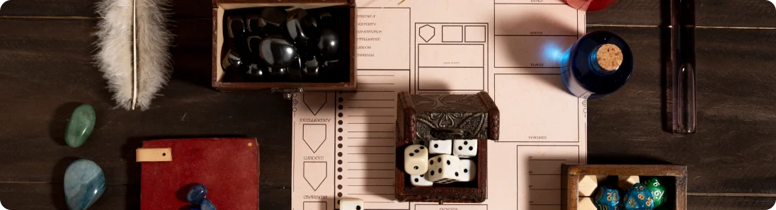 Een bovenaanzicht van een rollenspel-setup met een karakterblad, houten kistjes vol dobbelstenen, edelstenen en een veer op een donkere tafel.